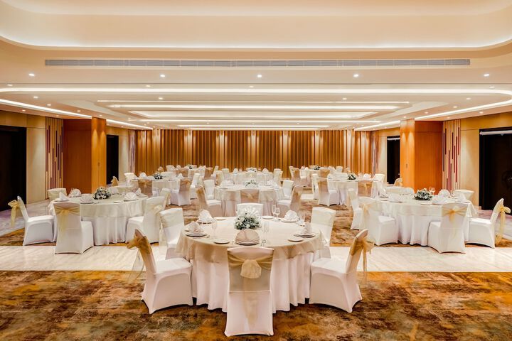 Ballroom/Hall 72 of 94