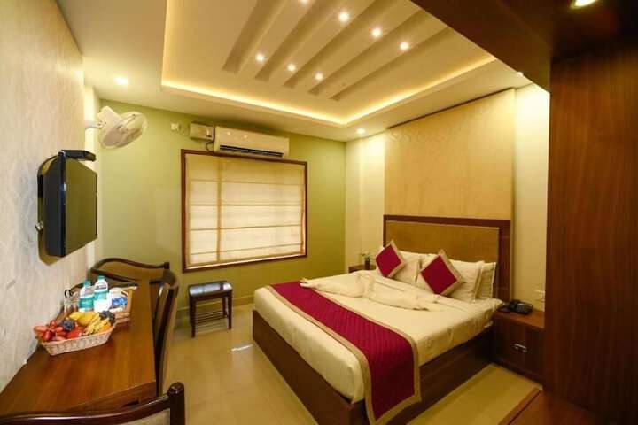 Room 4 of 12