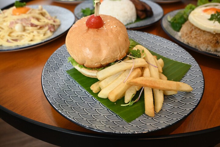 Dining 78 of 96