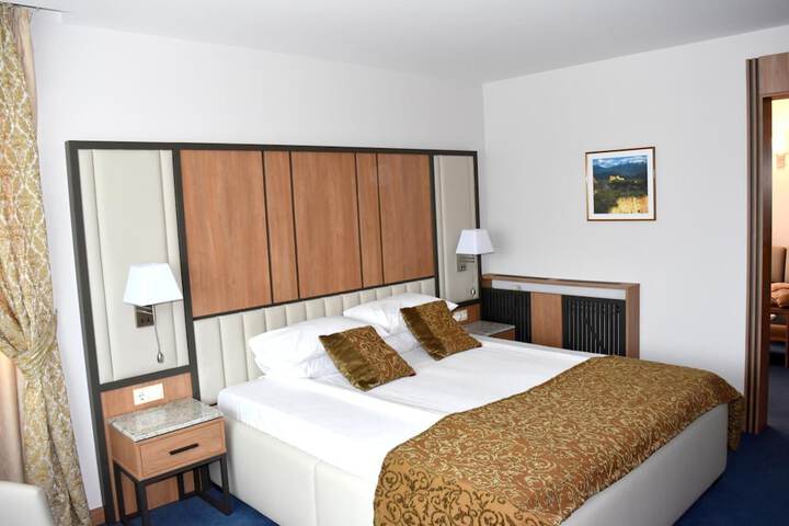Room 10 of 37