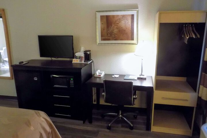 1 Queen Bed Efficiency (5 of 25)
