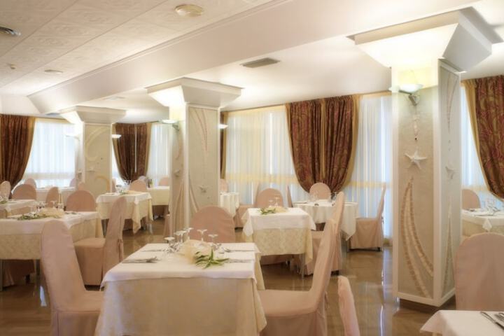 Ballroom/Hall 85 of 111