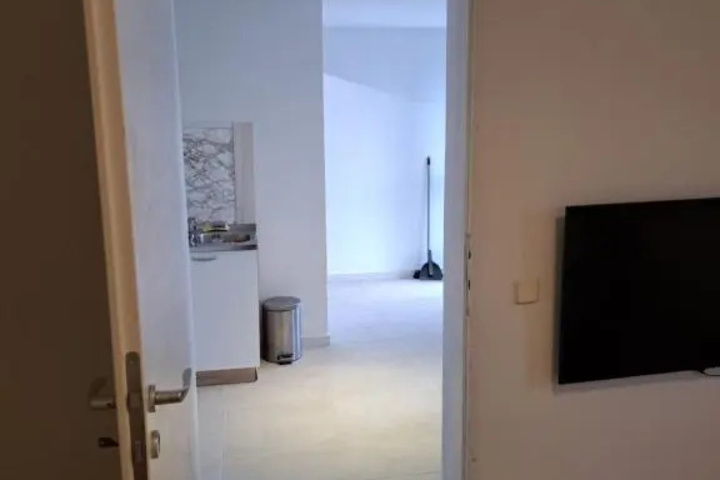 Room 4 of 10