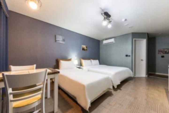 Room 16 of 38