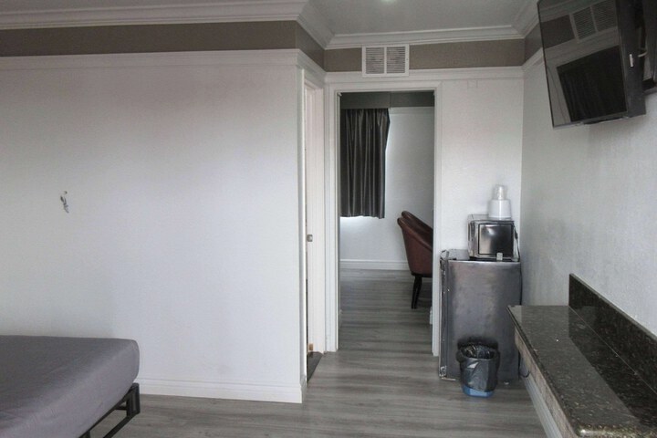 1 Queen Bed (4 of 11)