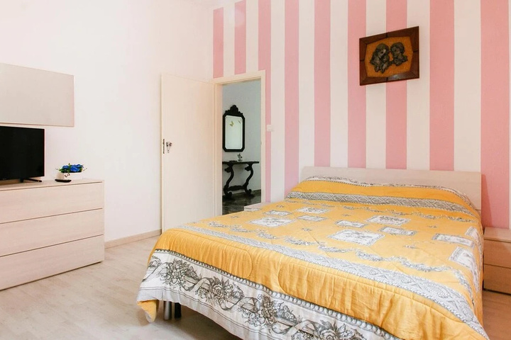 Room 4 of 12