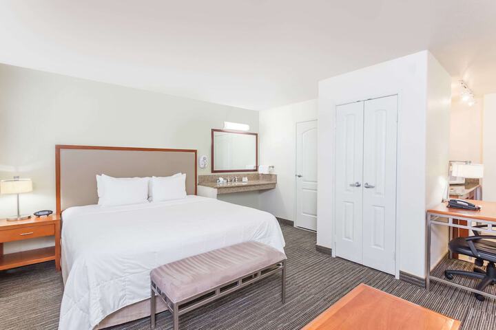 1 King Bed Mobility Hearing Impaired Accesible Studio Suite (11 of 17)