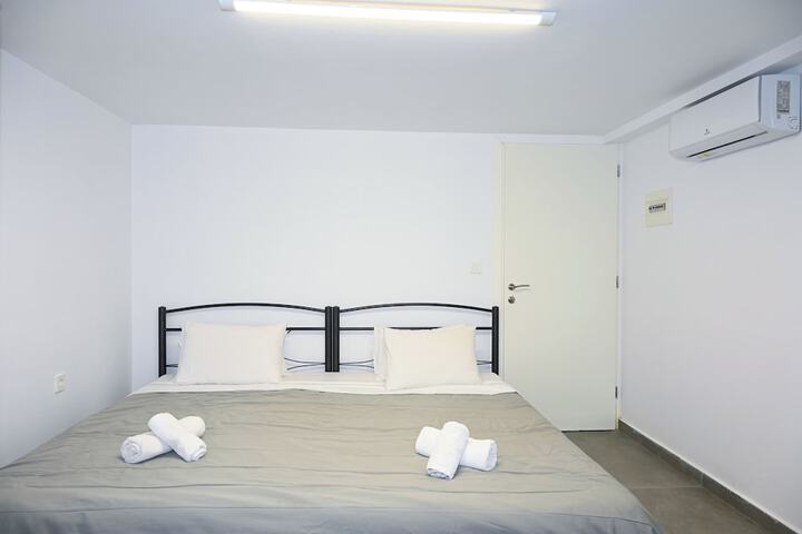 Room 5 of 10