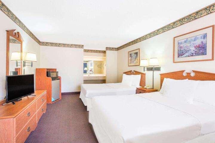 1 King Bed (3 of 8)