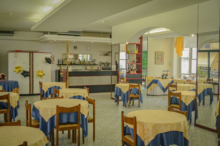 Dining 44 of 76