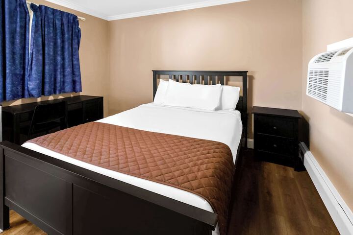1 Queen Bed (6 of 7)