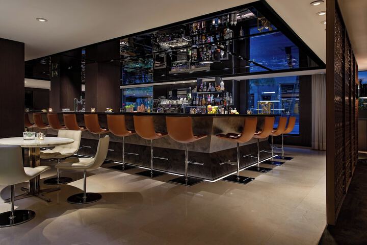 Lounge 84 of 124
