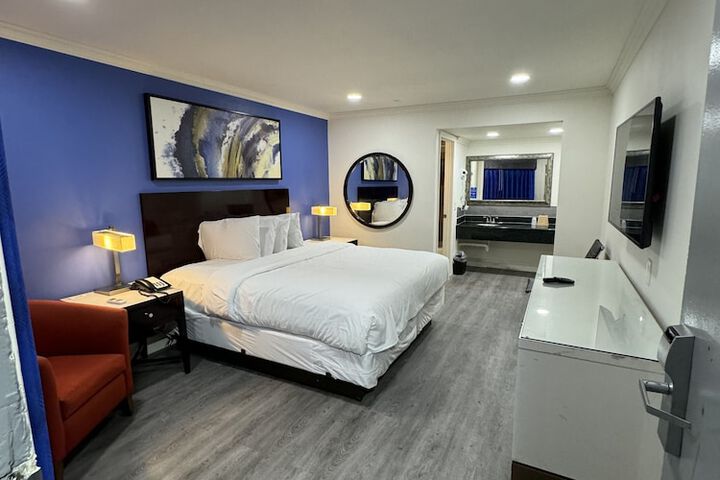 1 King Bed (8 of 8)