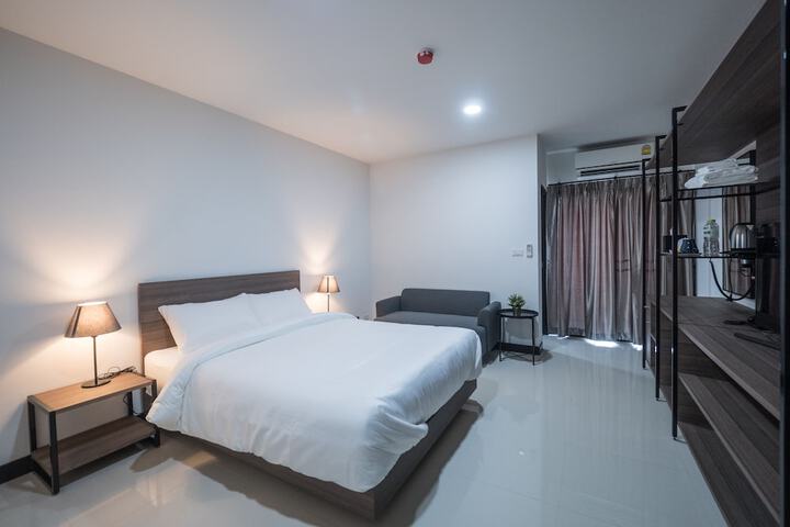Room 10 of 32
