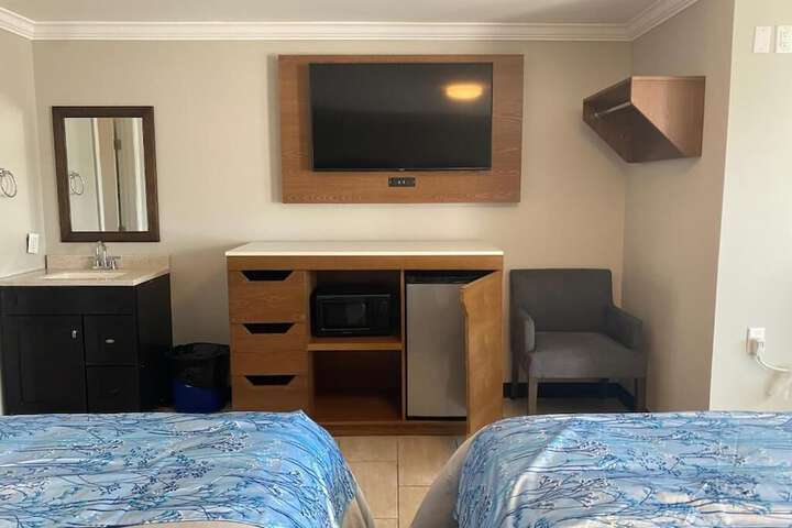 2 Queen Beds (2 of 9)