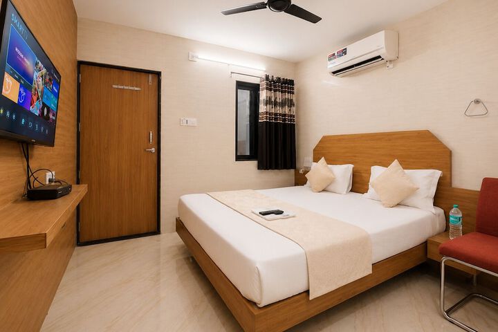 Room 5 of 16