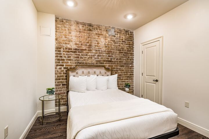 Room 18 of 182