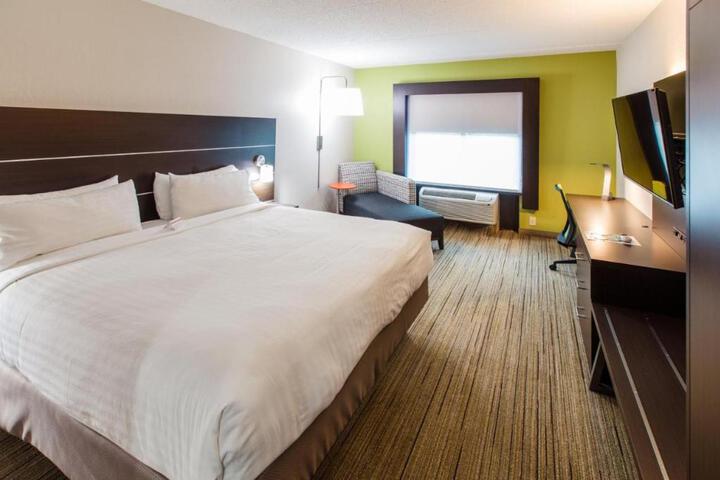 1 King Bed (1 of 9)
