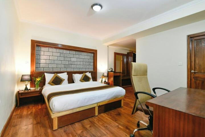 Room 6 of 9