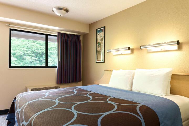 1 King Bed (7 of 10)