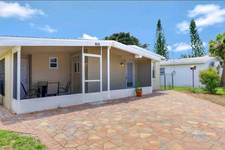Comfy 3 bedroom with parking &  close to everything in Naples, FL