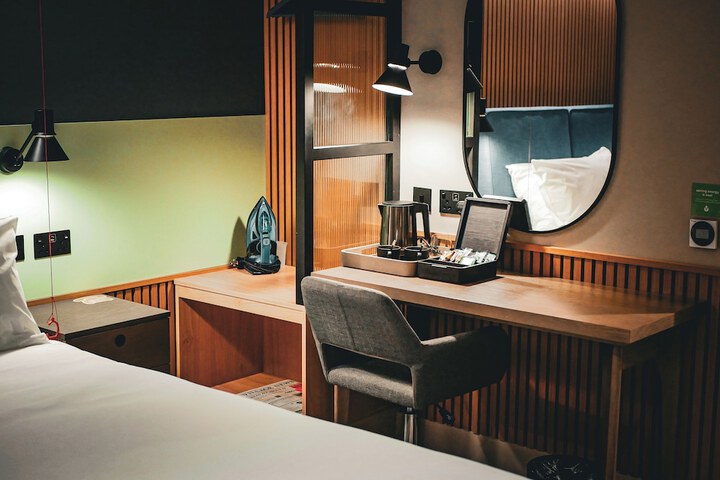 Room 16 of 42