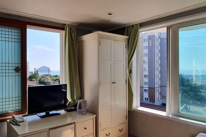 Room 8 of 38