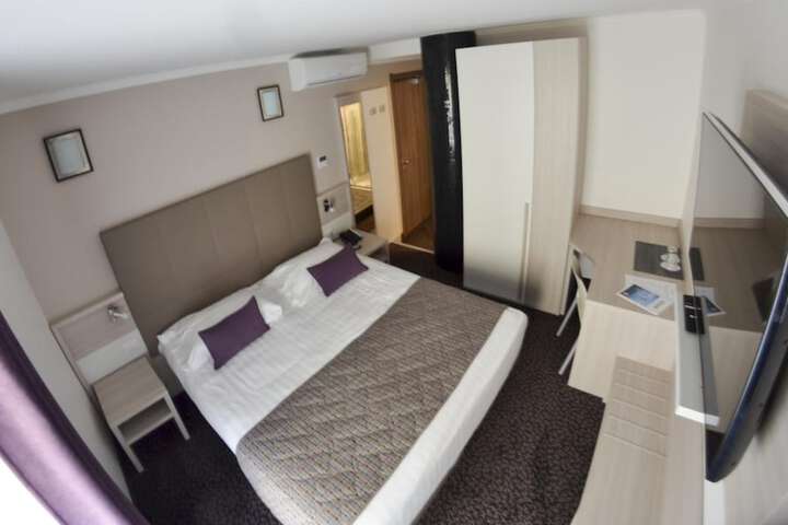 Room 11 of 41