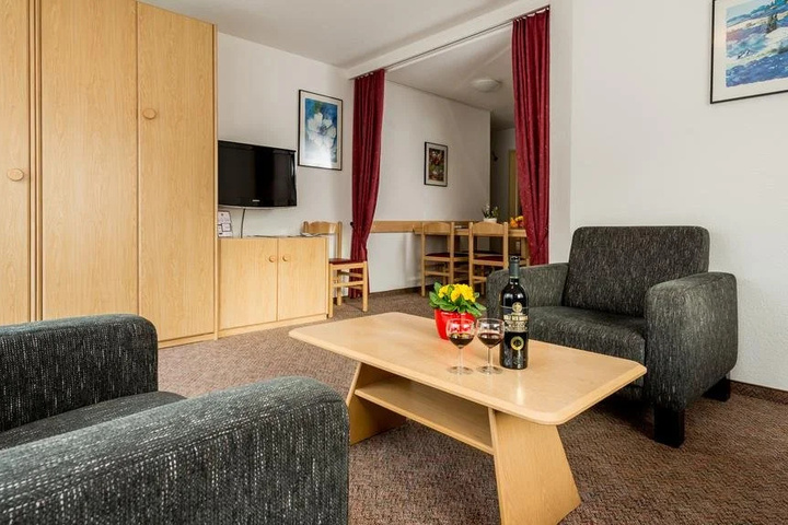 Room 5 of 12
