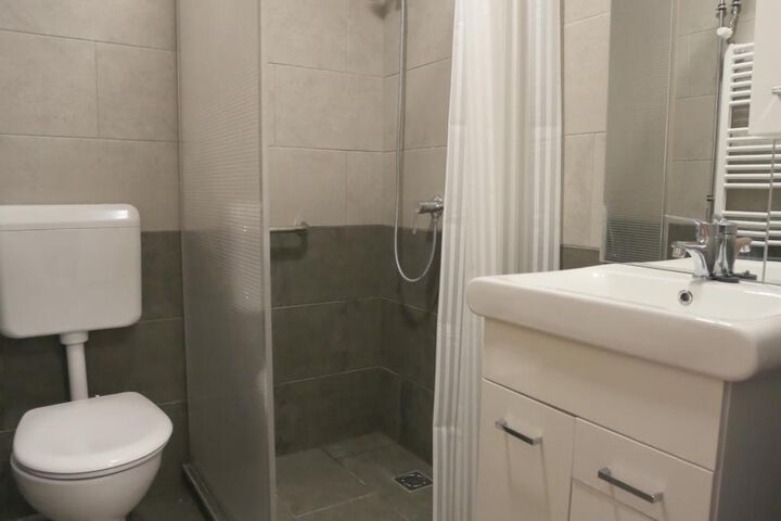 Room 4 of 87