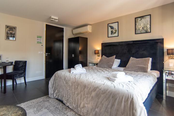 Room 3 of 47