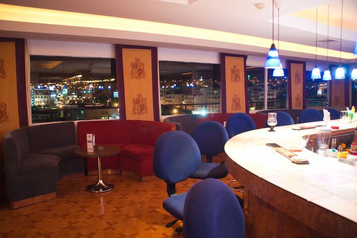 Lounge 48 of 63