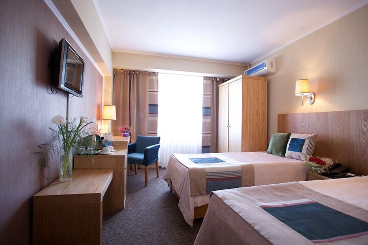 Room 11 of 30