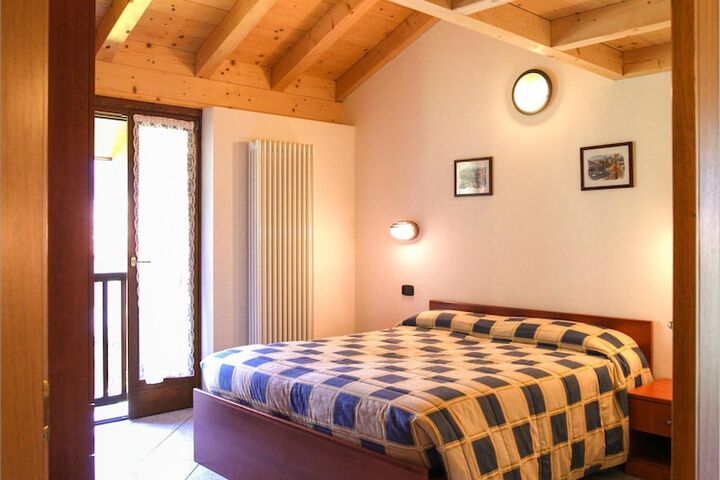 Room 4 of 18