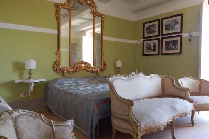Room 9 of 14
