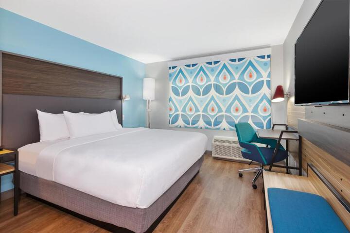 1 King Bed (3 of 3)