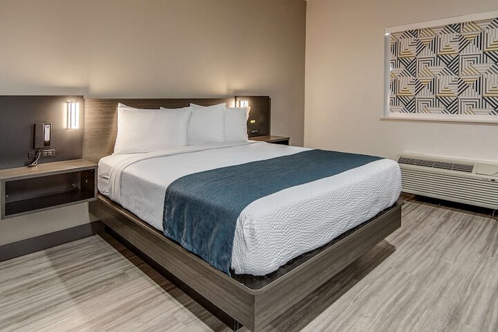 1 Queen Bed Kitchen (10 of 22)