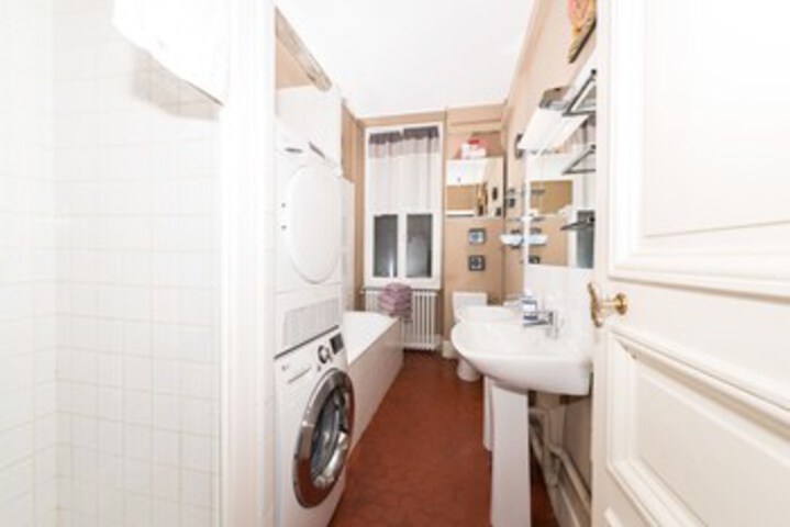 Room 5 of 18