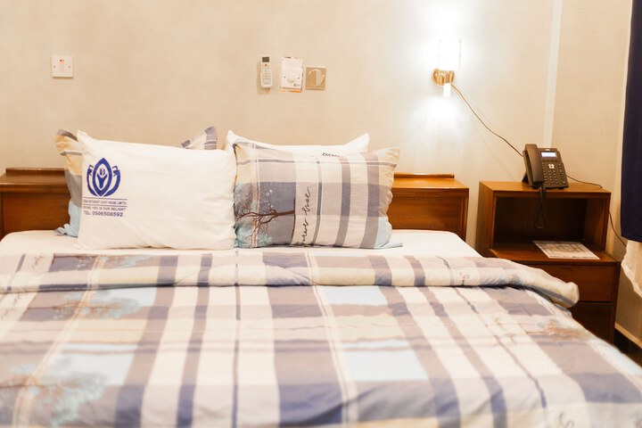 Room 7 of 12