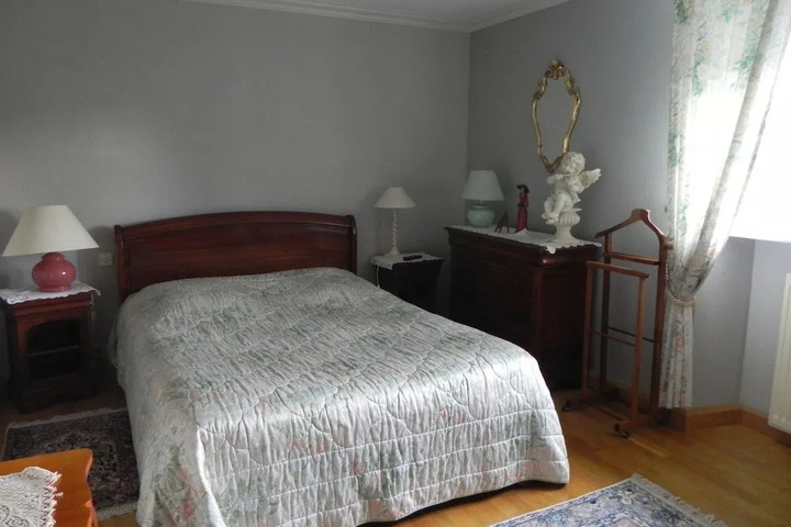 Room 6 of 10