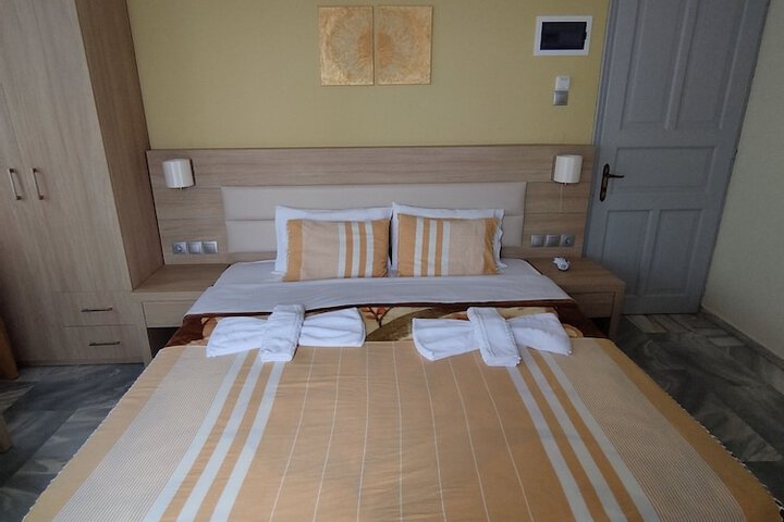 Room 7 of 102