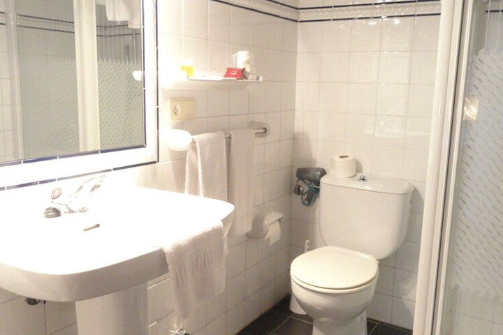 Room 33 of 65