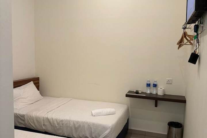 Room 10 of 28