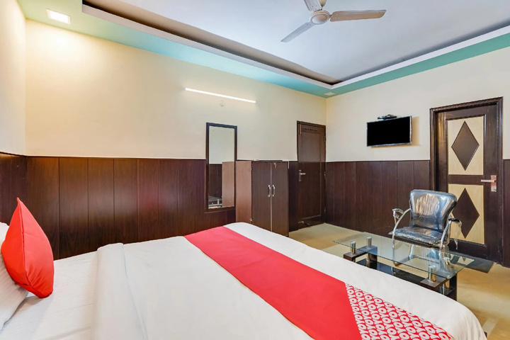 Oyo Flagship 77036 Golden Divine Inn