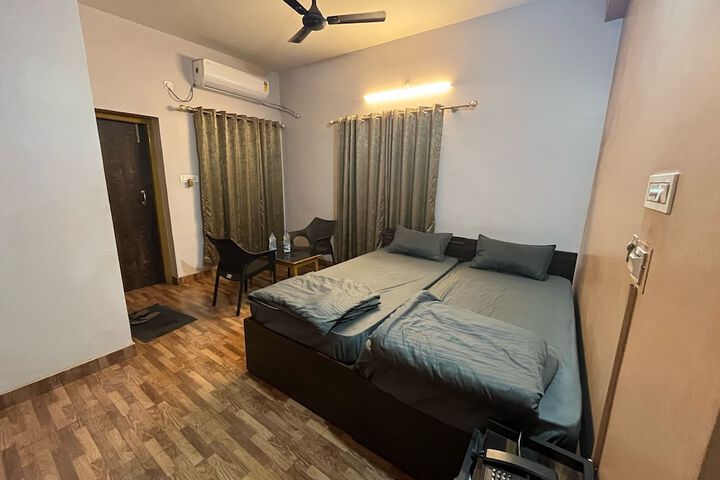 Room 5 of 8