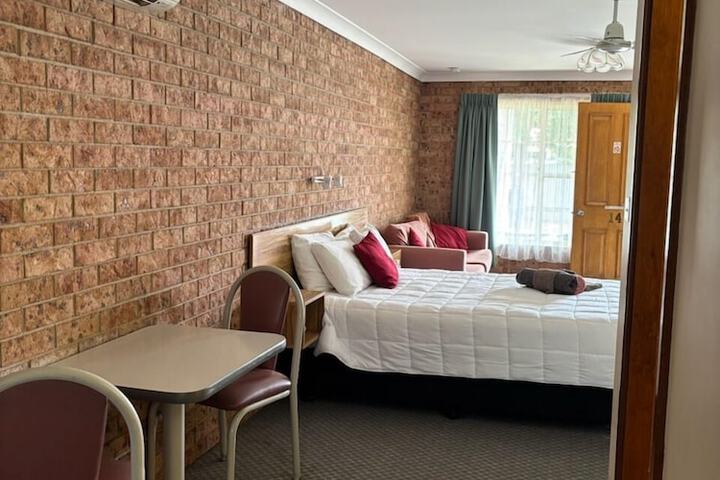 Room 6 of 10