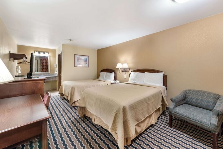 2 Double Beds (7 of 15)
