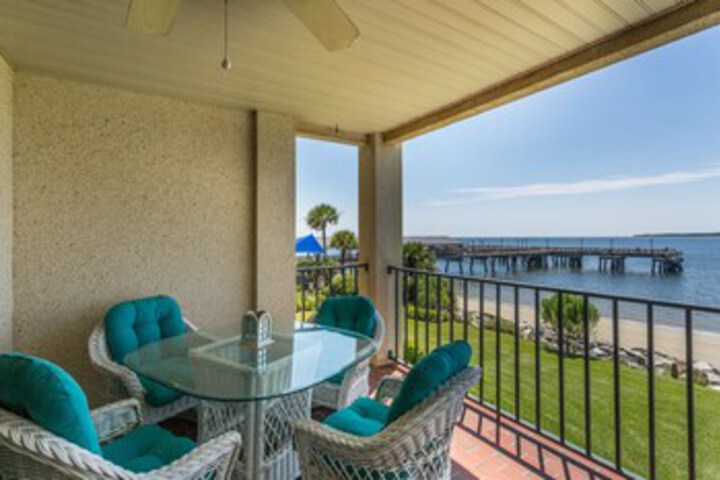 Exterior of Pier Point #204 by Hodnett Cooper