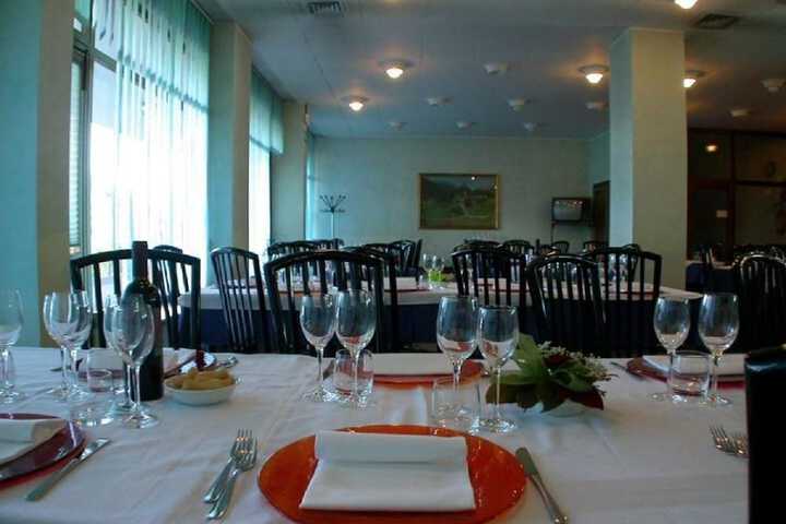 Dining 16 of 25