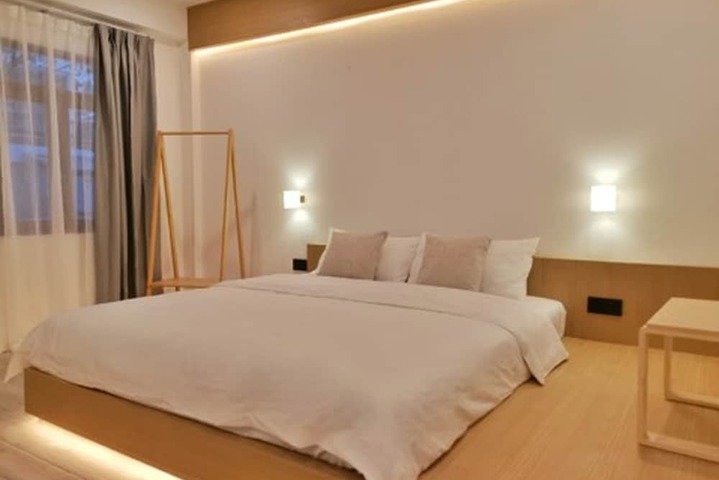 Room 8 of 28